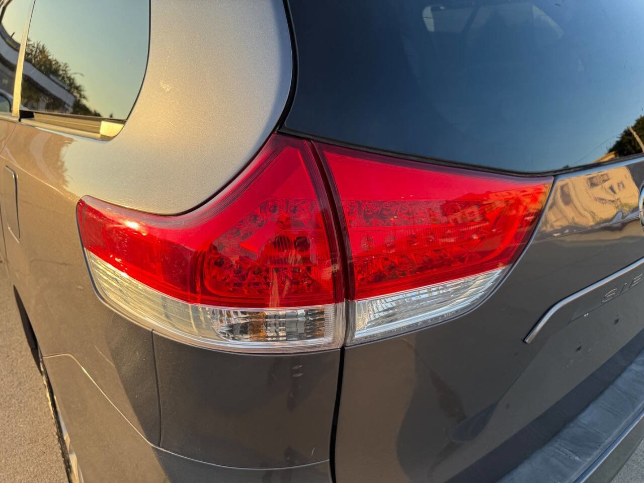 Used 2011 Toyota Sienna LE image 23