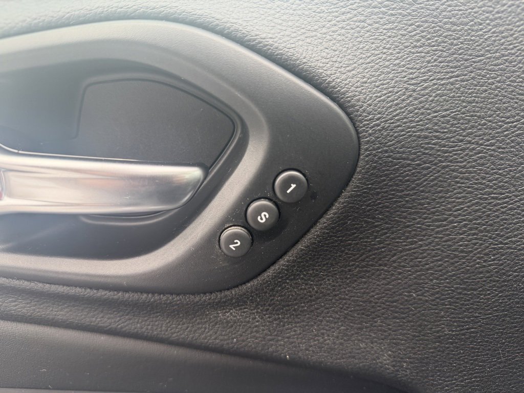 Used 2021 Jeep Cherokee Limited image 22