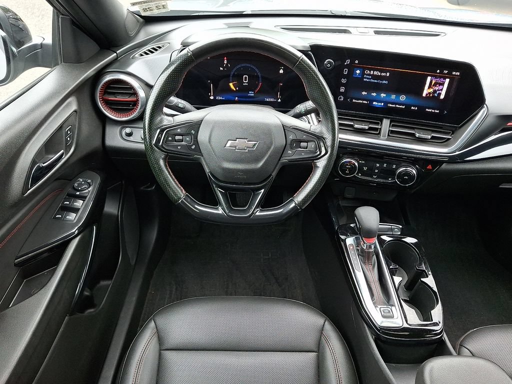 Used 2024 Chevrolet Trax RS w/ Sunroof Package FWD image 2