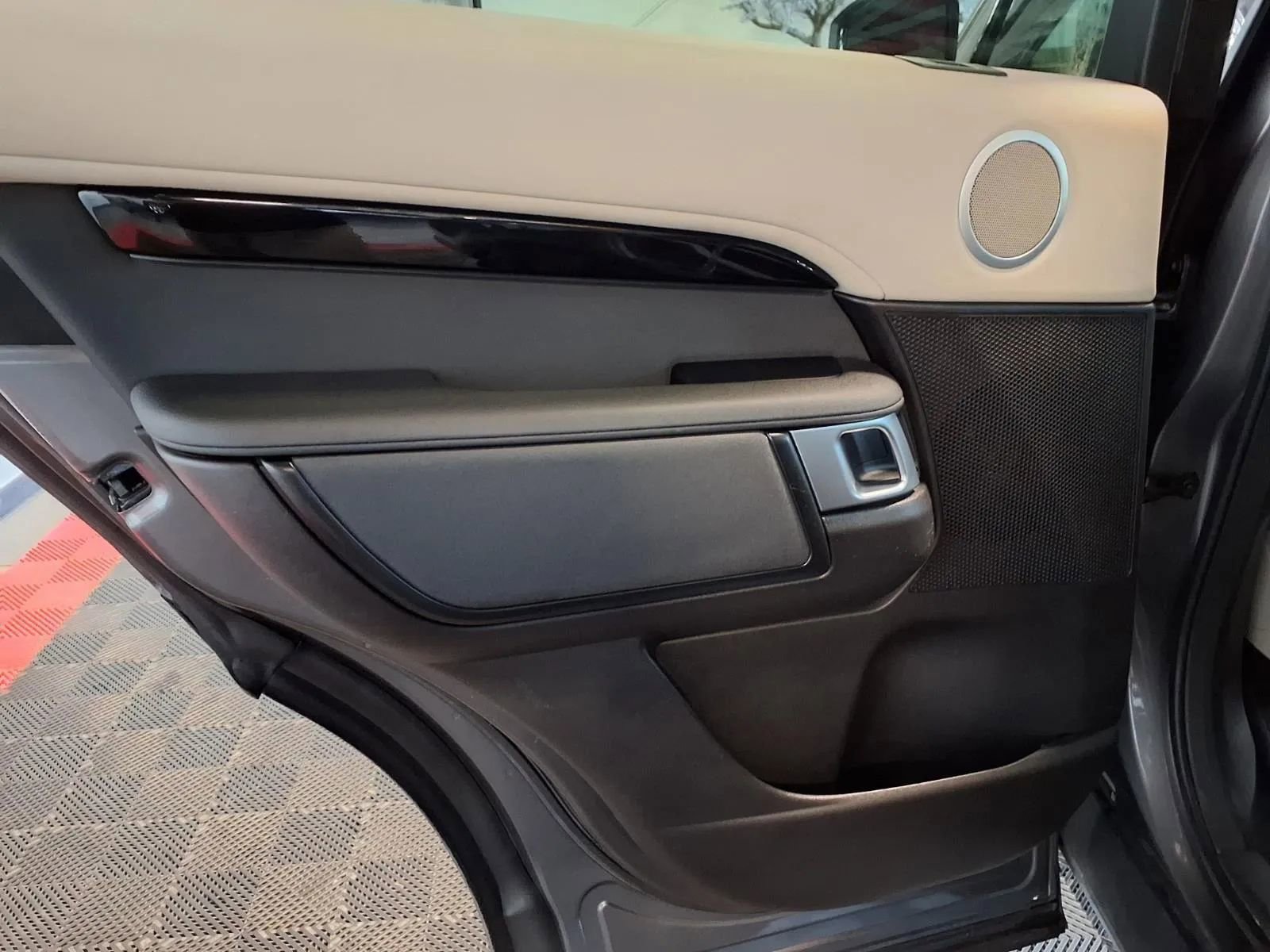 Used 2018 Land Rover Discovery SE image 17