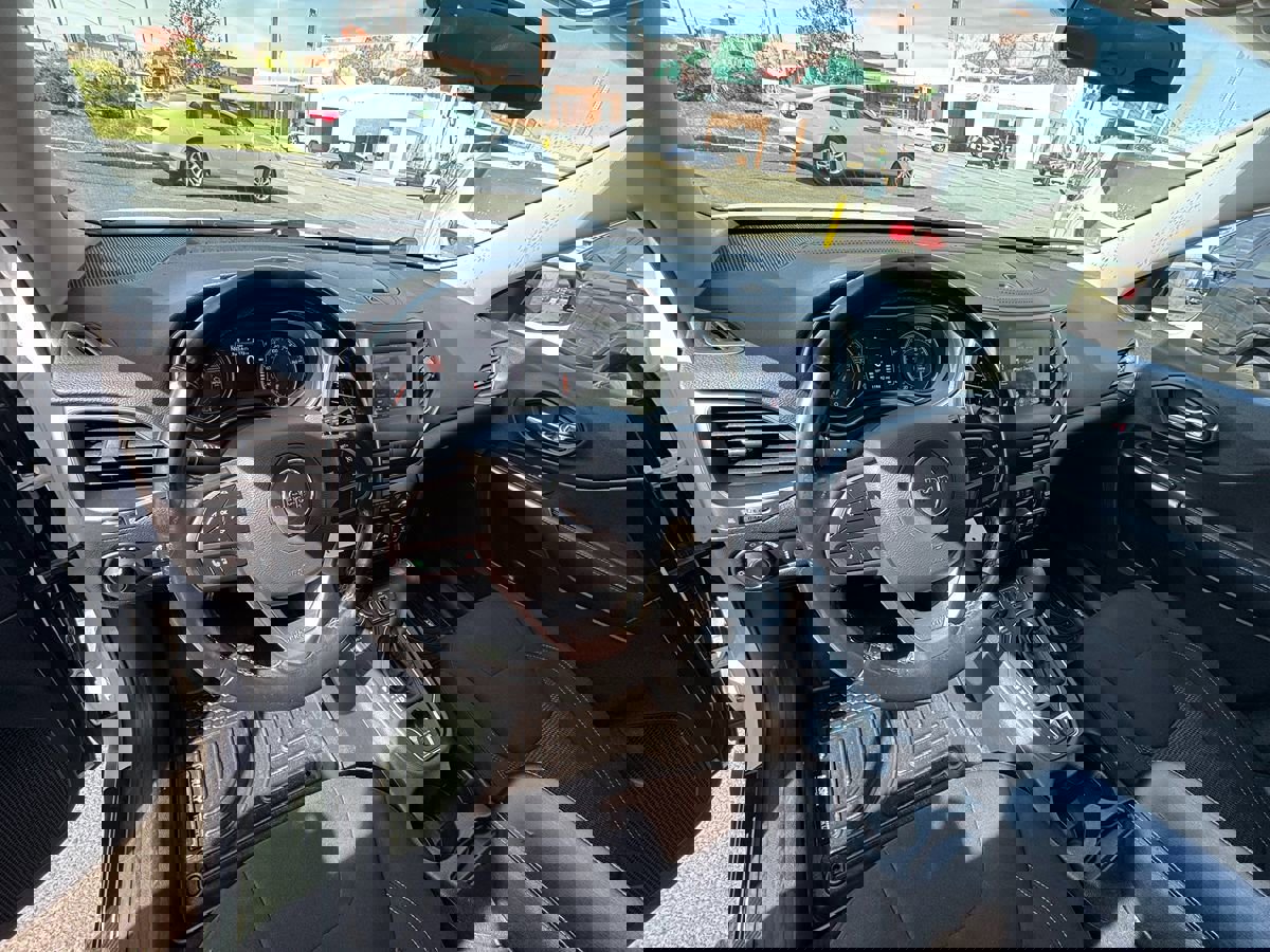 Used 2020 Jeep Cherokee Latitude w/ Cold Weather Group image 11