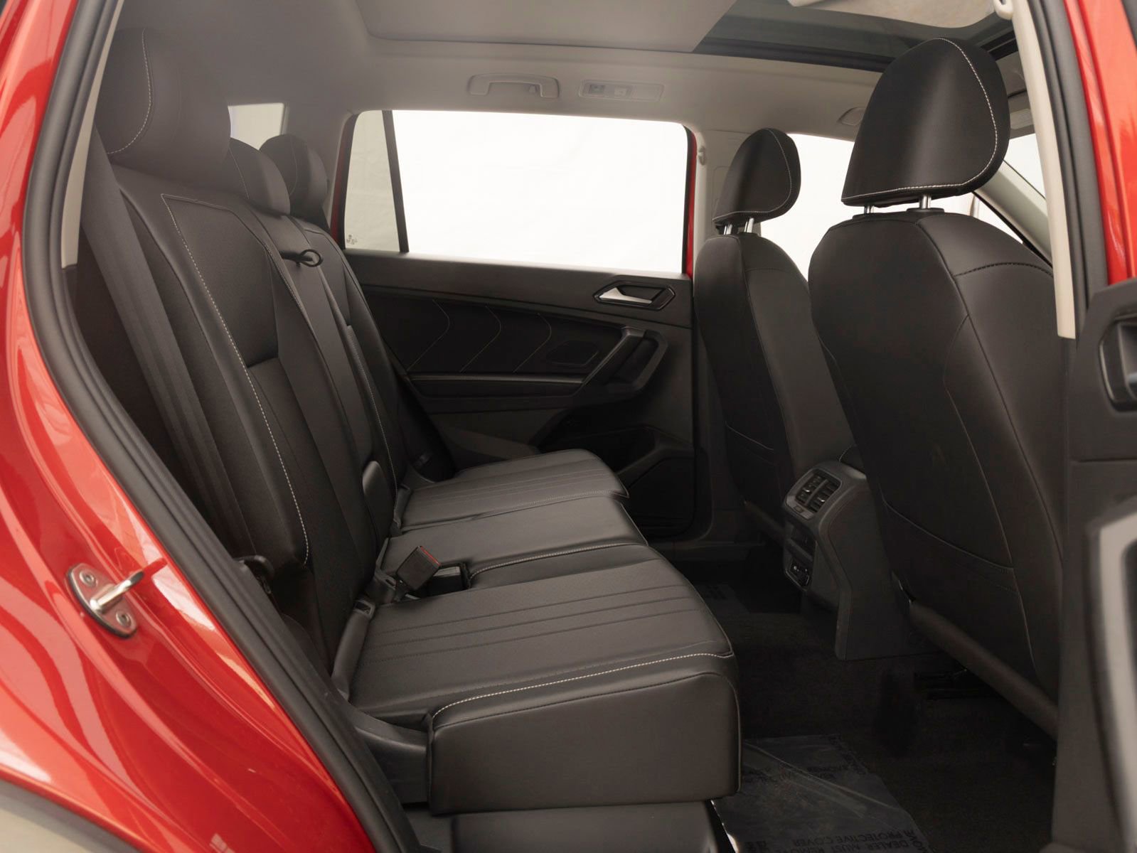 Used 2022 Volkswagen Tiguan SE w/ Panoramic Sunroof Package image 24