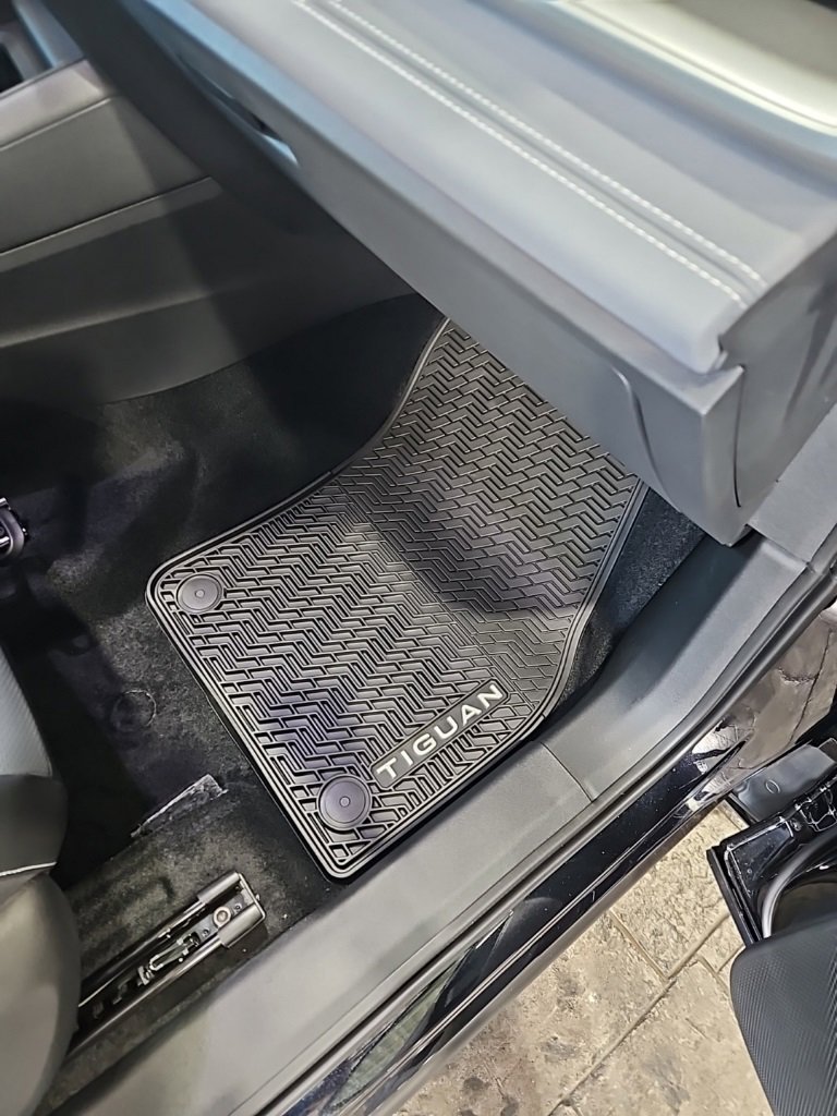 New 2025 Volkswagen Tiguan SE image 14