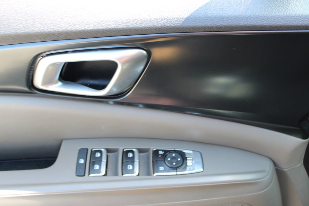 Used 2025 Kia Carnival FWD image 12