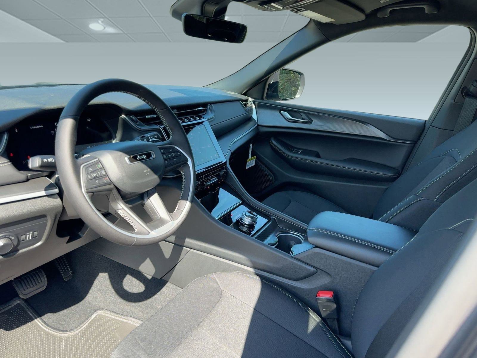 New 2025 Jeep Grand Cherokee L Laredo w/ Luxury Tech Group I image 4