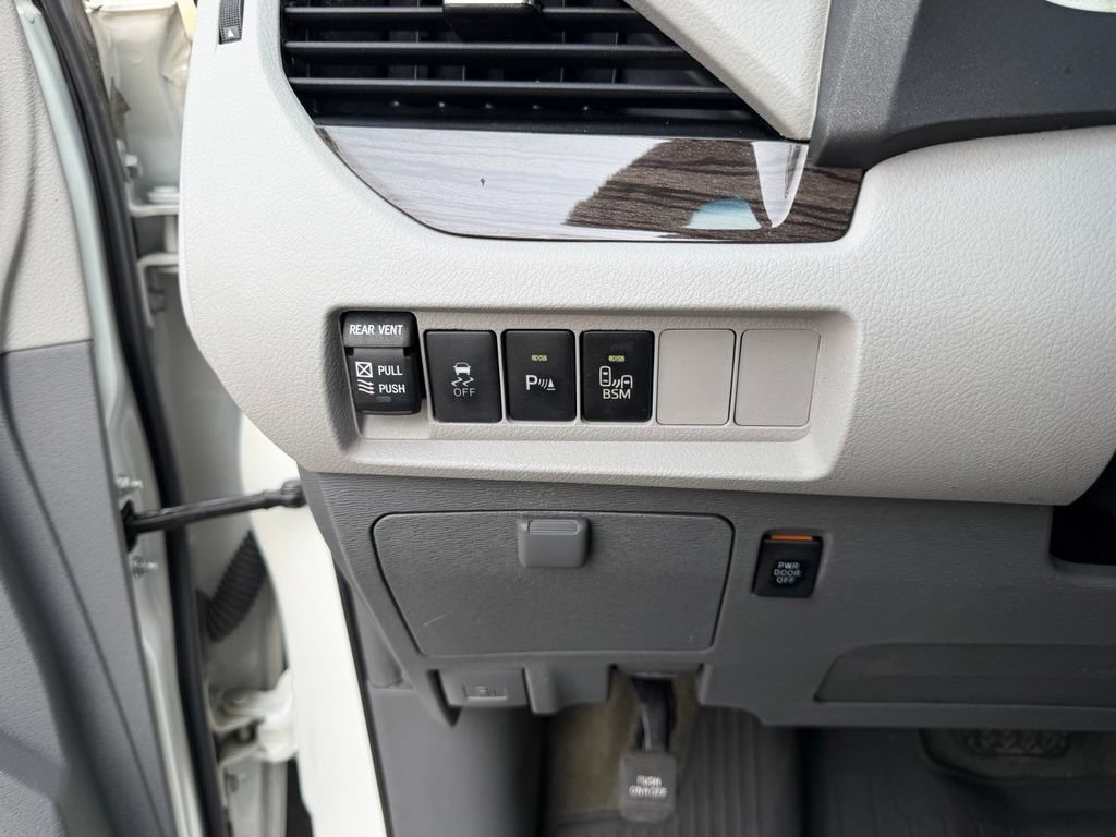 Used 2015 Toyota Sienna XLE w/ XLE Navigation Package FWD image 16