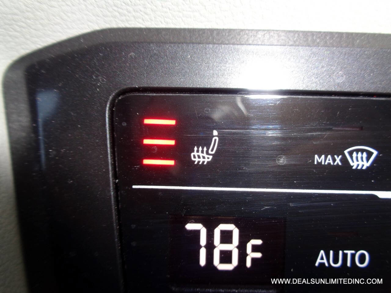 Used 2024 Volkswagen Tiguan SE image 14