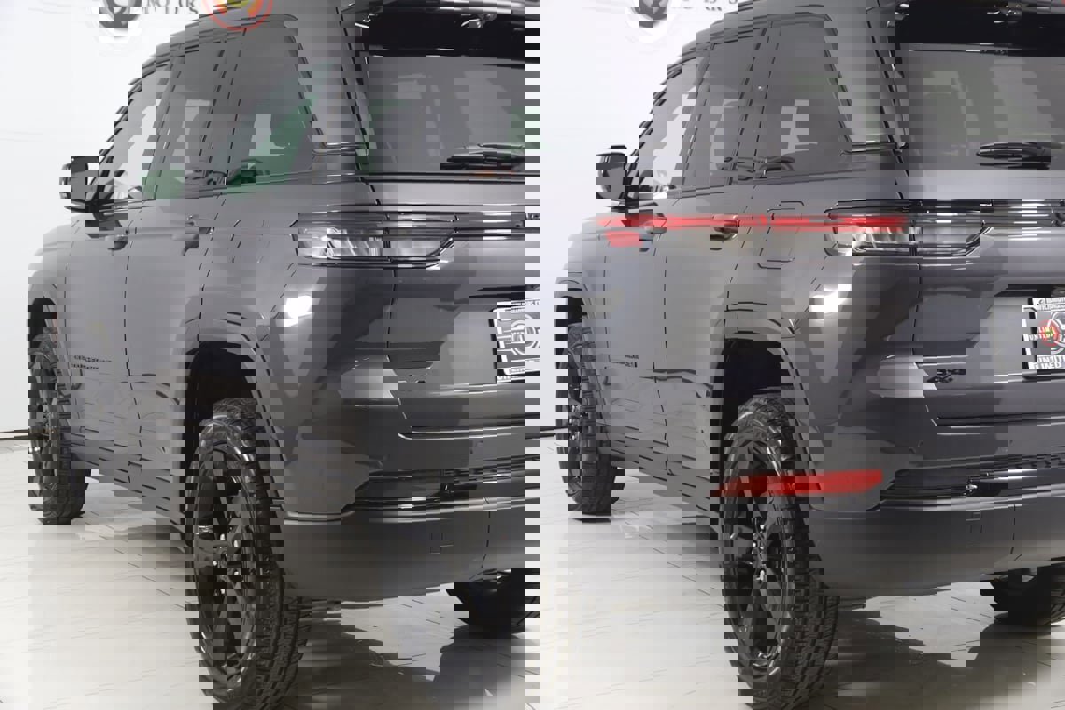 Used 2024 Jeep Grand Cherokee Limited w/ Luxury Tech Group II image 25