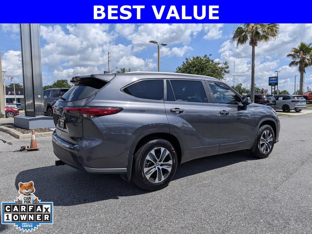 Used 2023 Toyota Highlander XLE FWD image 3
