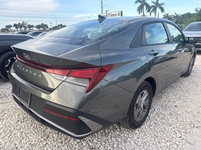 Used 2025 Hyundai Elantra SE FWD image 7