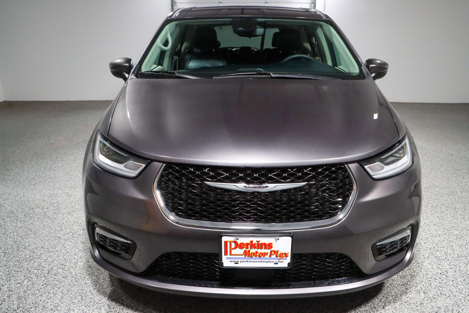 Used 2023 Chrysler Pacifica Touring-L image 4