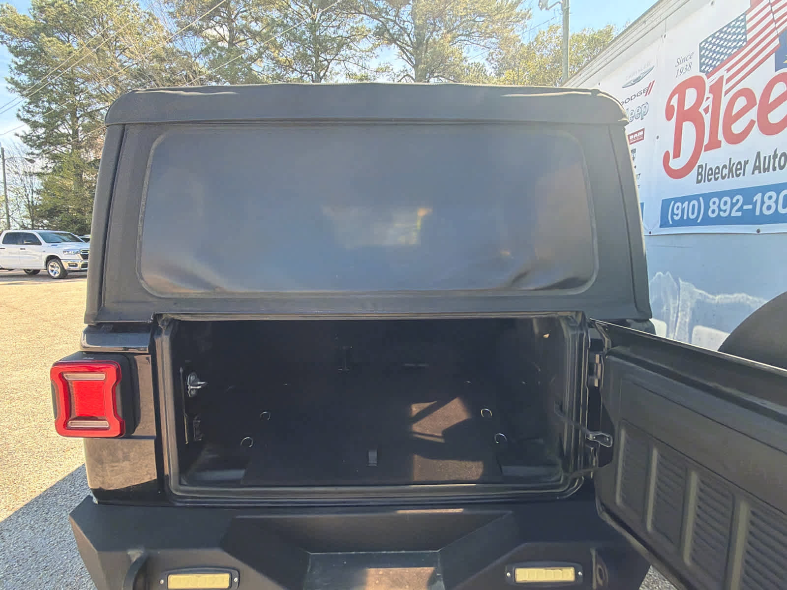 Used 2018 Jeep Wrangler Unlimited Sport image 16