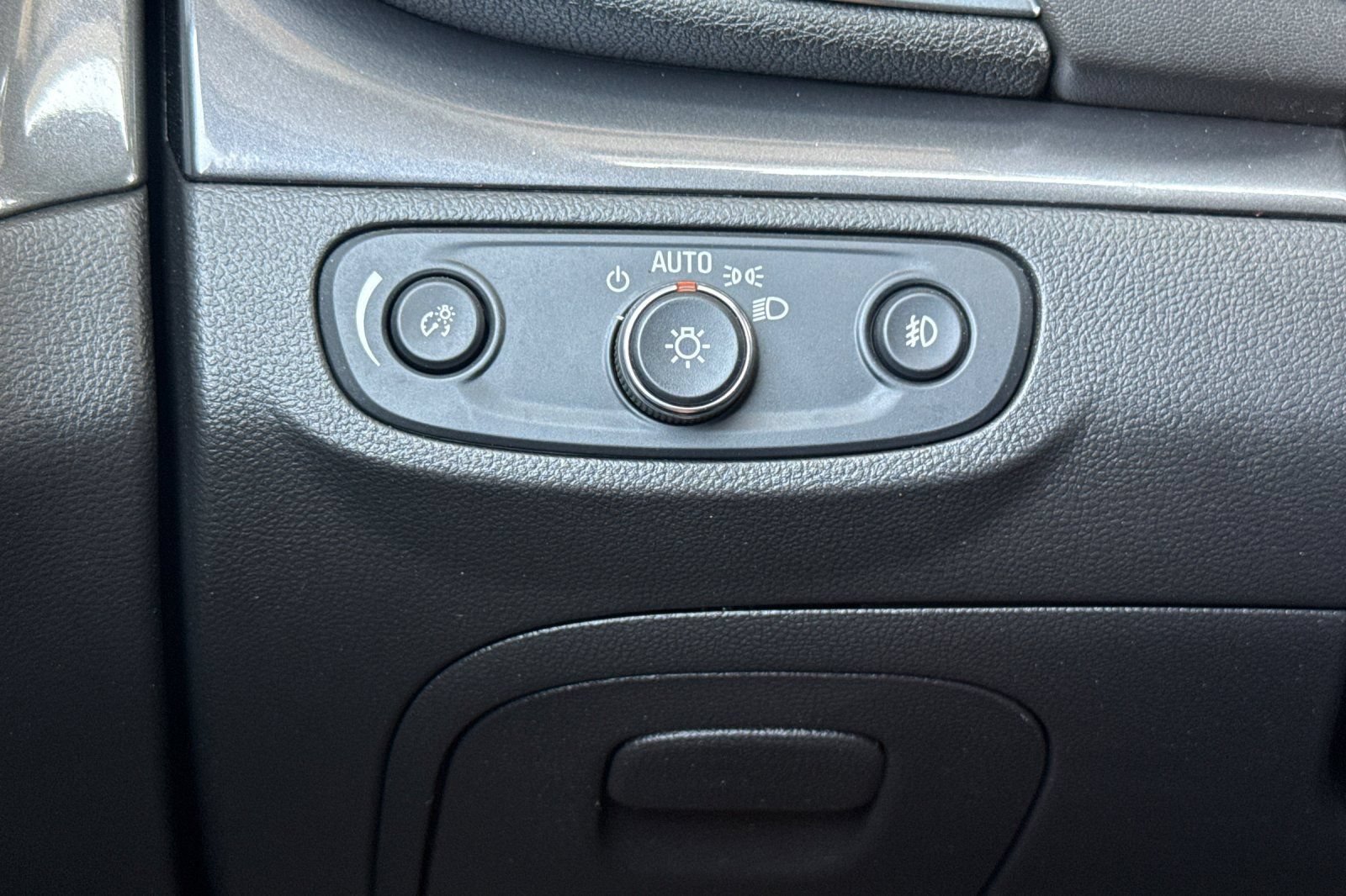 Used 2018 Buick Encore Essence FWD image 40