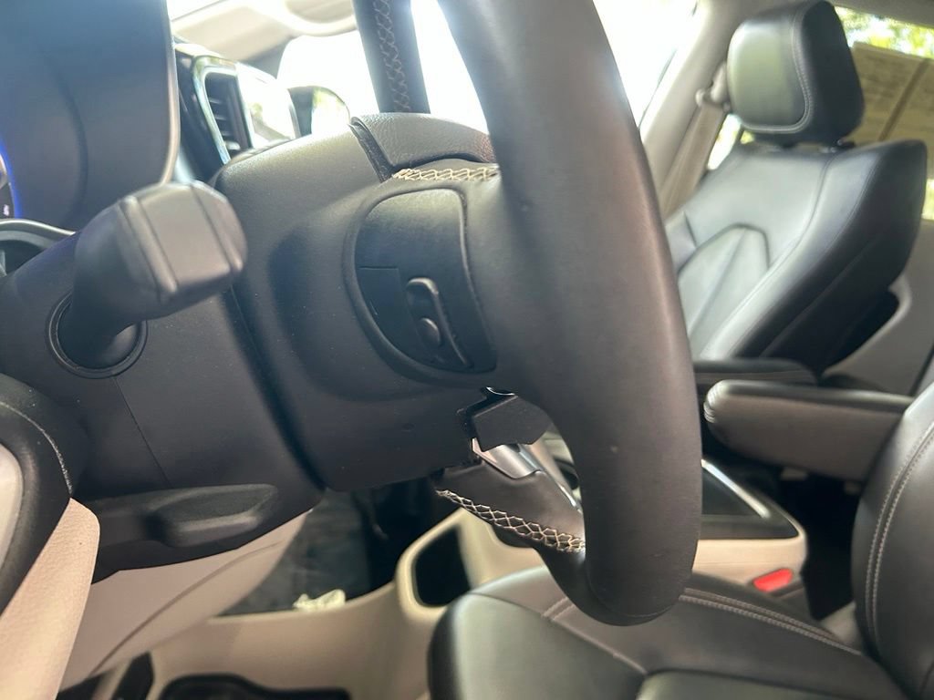 Used 2024 Chrysler Pacifica Touring-L FWD image 41