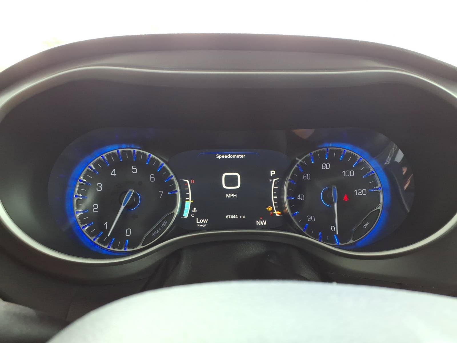 Used 2023 Chrysler Pacifica Touring-L FWD image 7