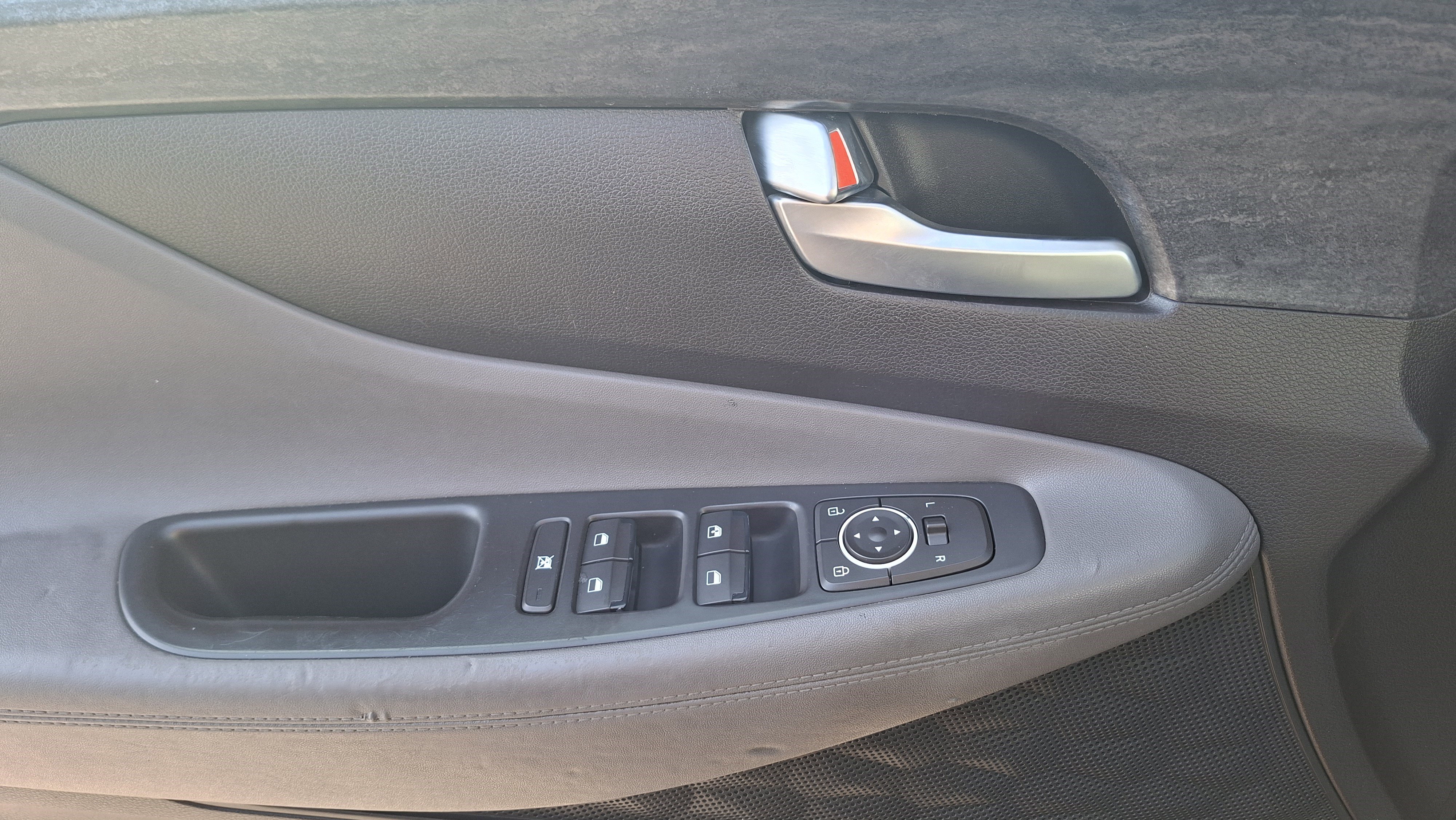 Used 2020 Hyundai Santa Fe SE AWD/4WD image 16