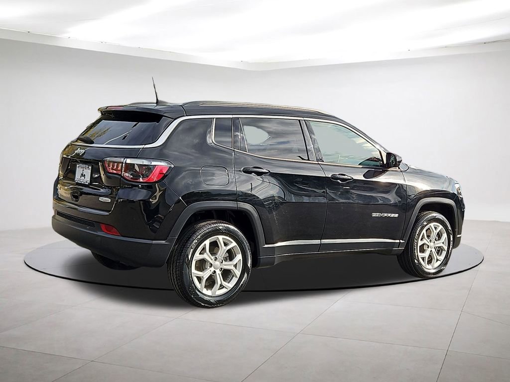 Used 2024 Jeep Compass Latitude image 7