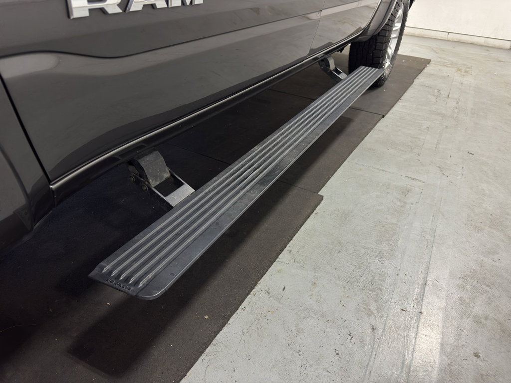 Used 2019 RAM 1500 Laramie AWD/4WD image 12
