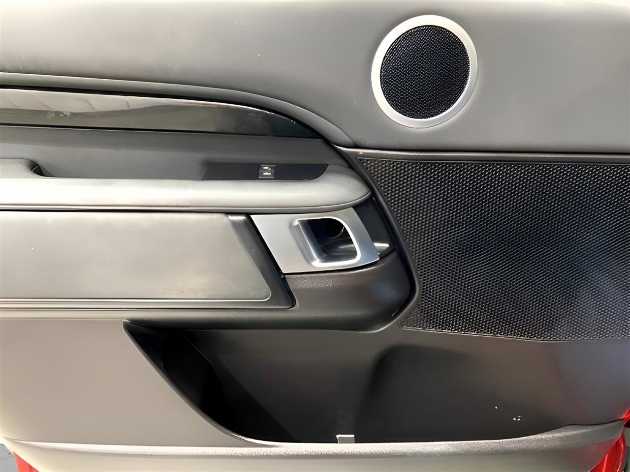 Used 2017 Land Rover Discovery SE AWD/4WD image 22