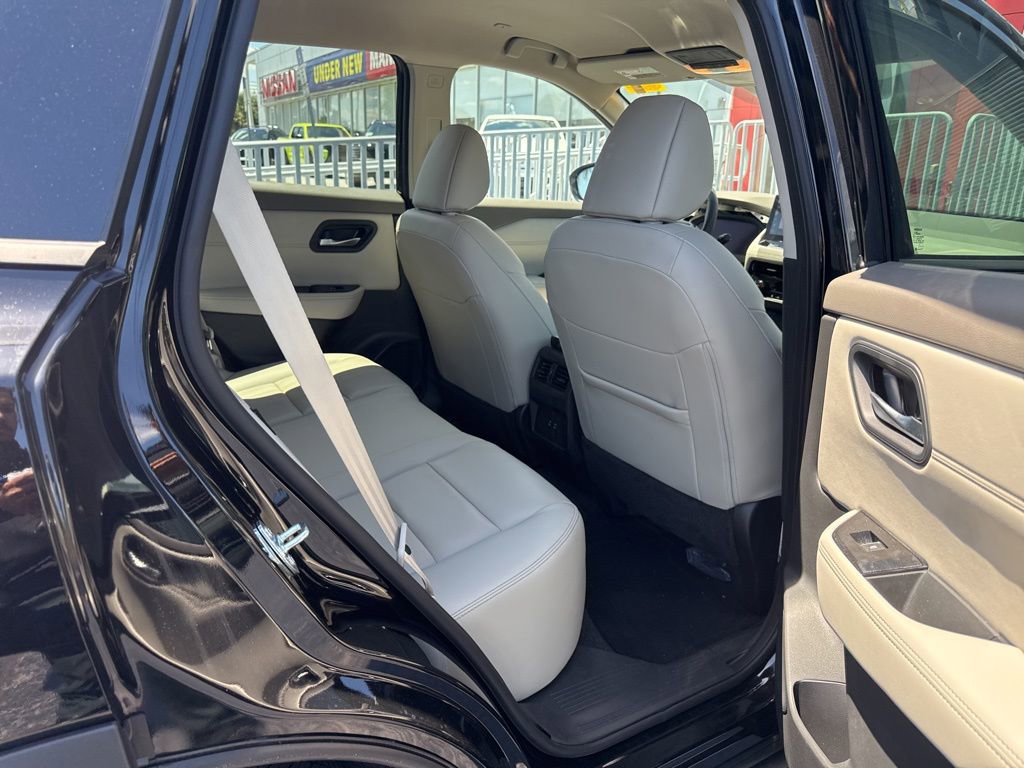 Used 2025 Nissan Rogue SL FWD image 13
