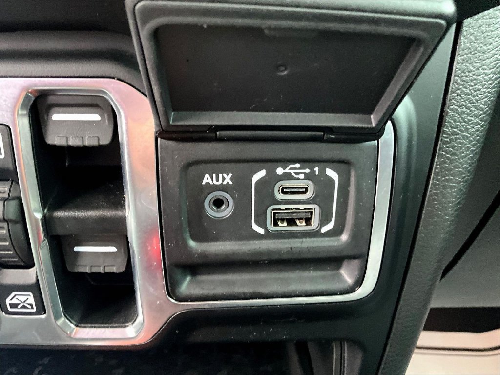 Used 2023 Jeep Wrangler Unlimited Sahara AWD/4WD image 21