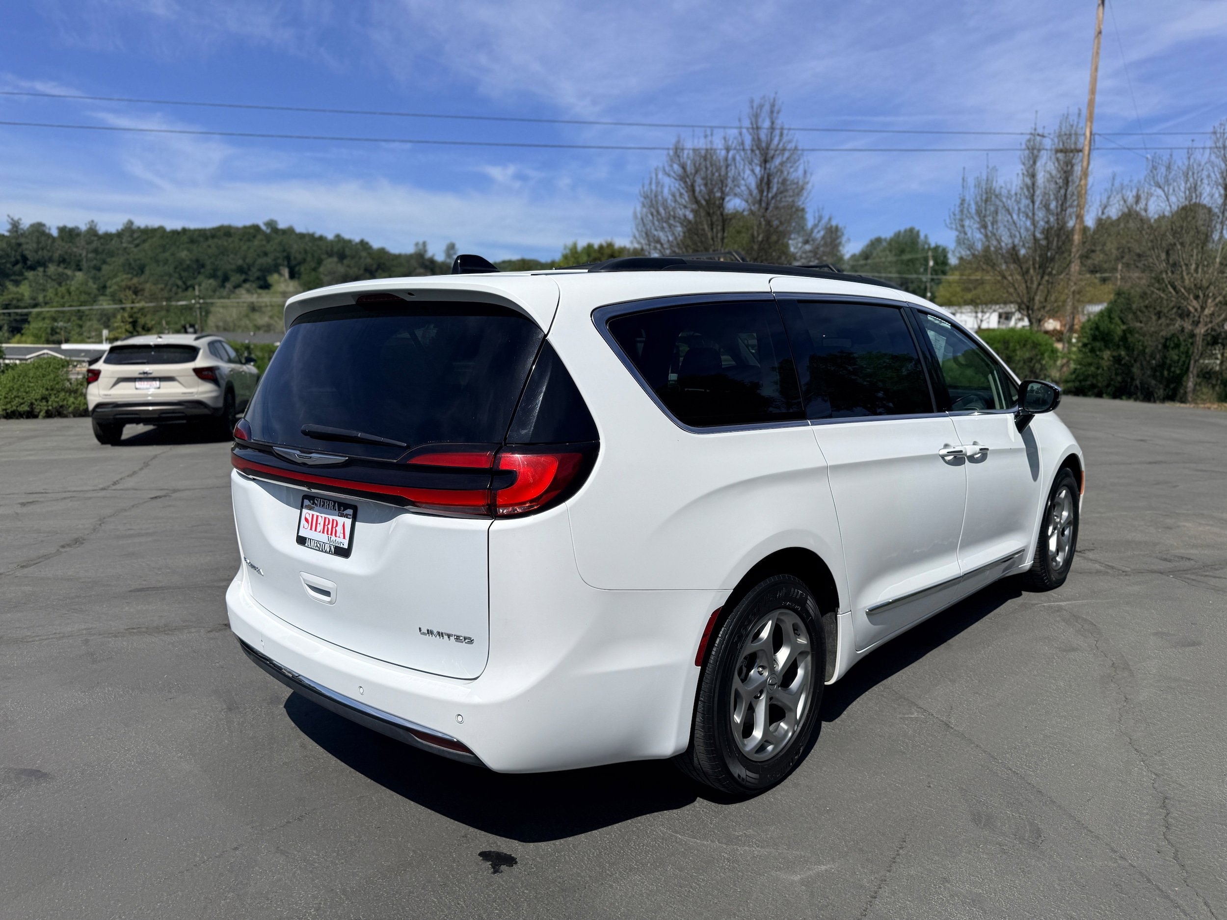 Used 2023 Chrysler Pacifica Limited FWD image 6