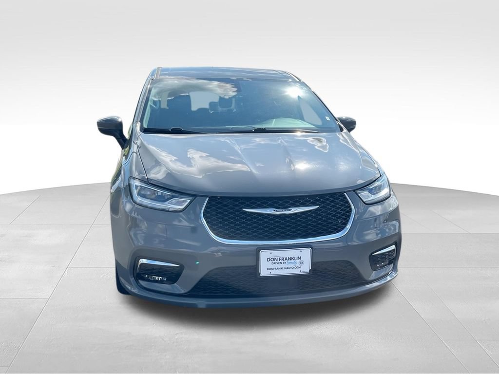 Used 2023 Chrysler Pacifica Touring-L FWD image 3
