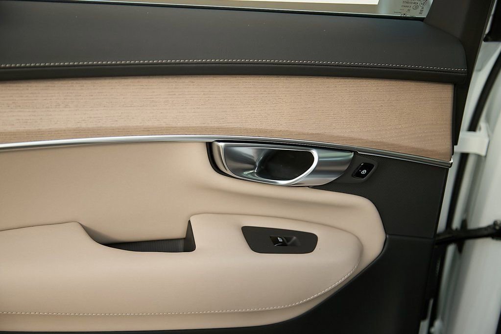 New 2026 Volvo XC90 T8 Plus w/ Protection Package Premier image 18