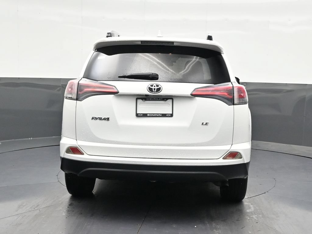 Used 2018 Toyota RAV4 LE FWD image 4