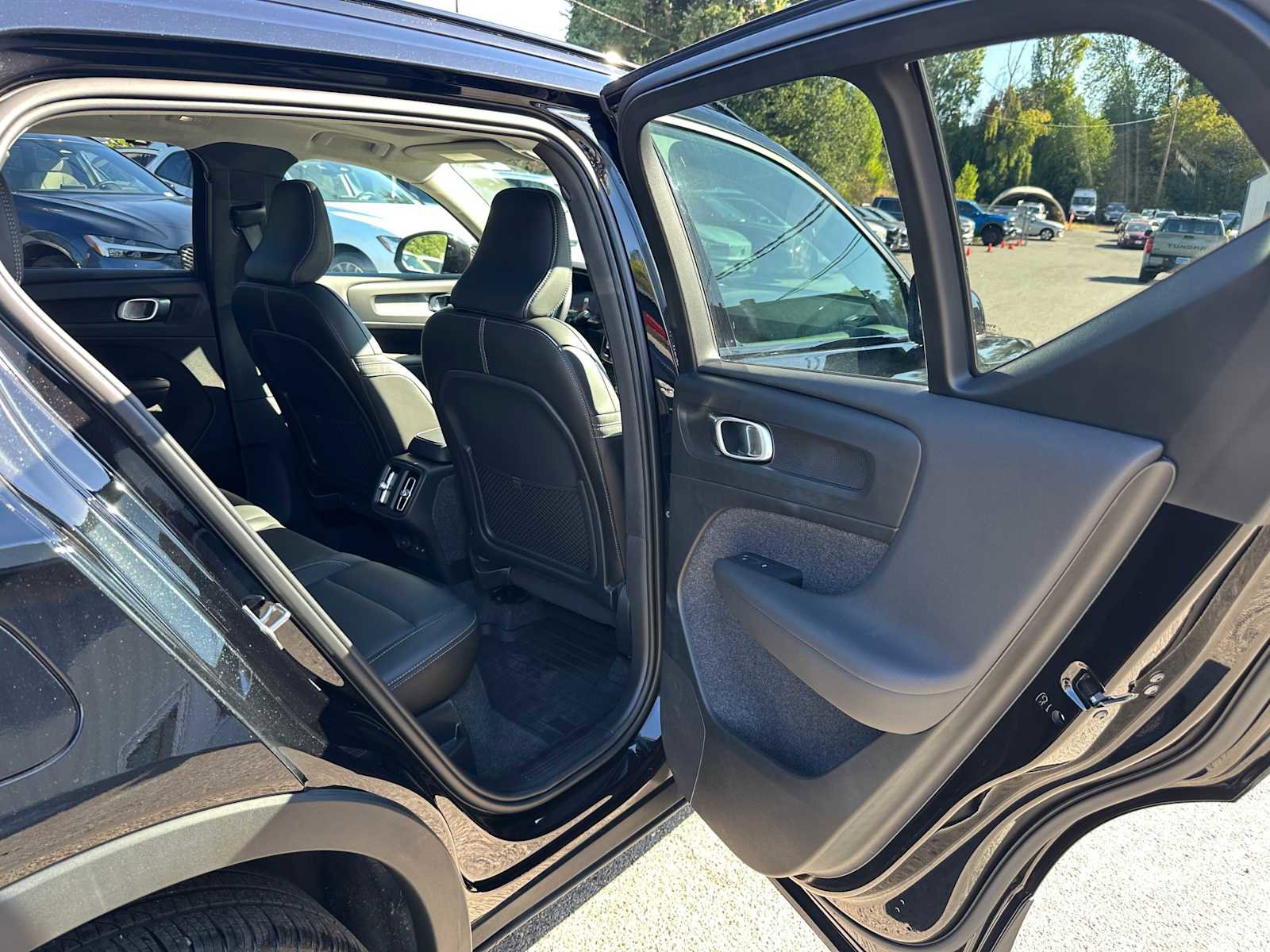 Used 2025 Volvo XC40 B5 Plus w/ Climate Package image 12