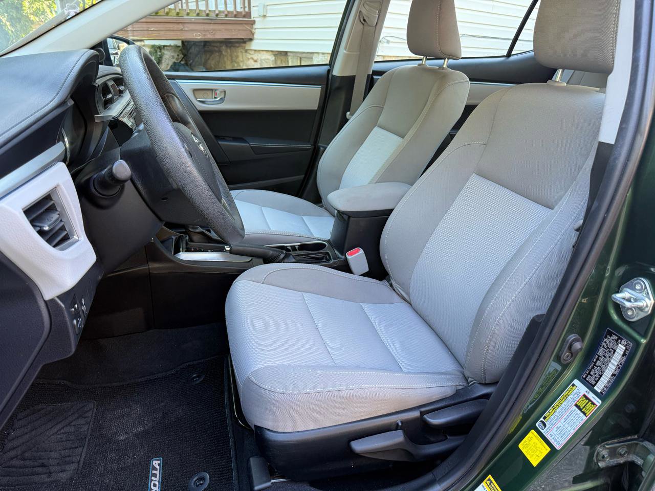 Used 2016 Toyota Corolla LE FWD image 3