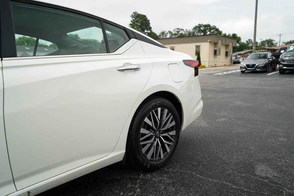 Used 2025 Nissan Altima 2.5 SV FWD image 21