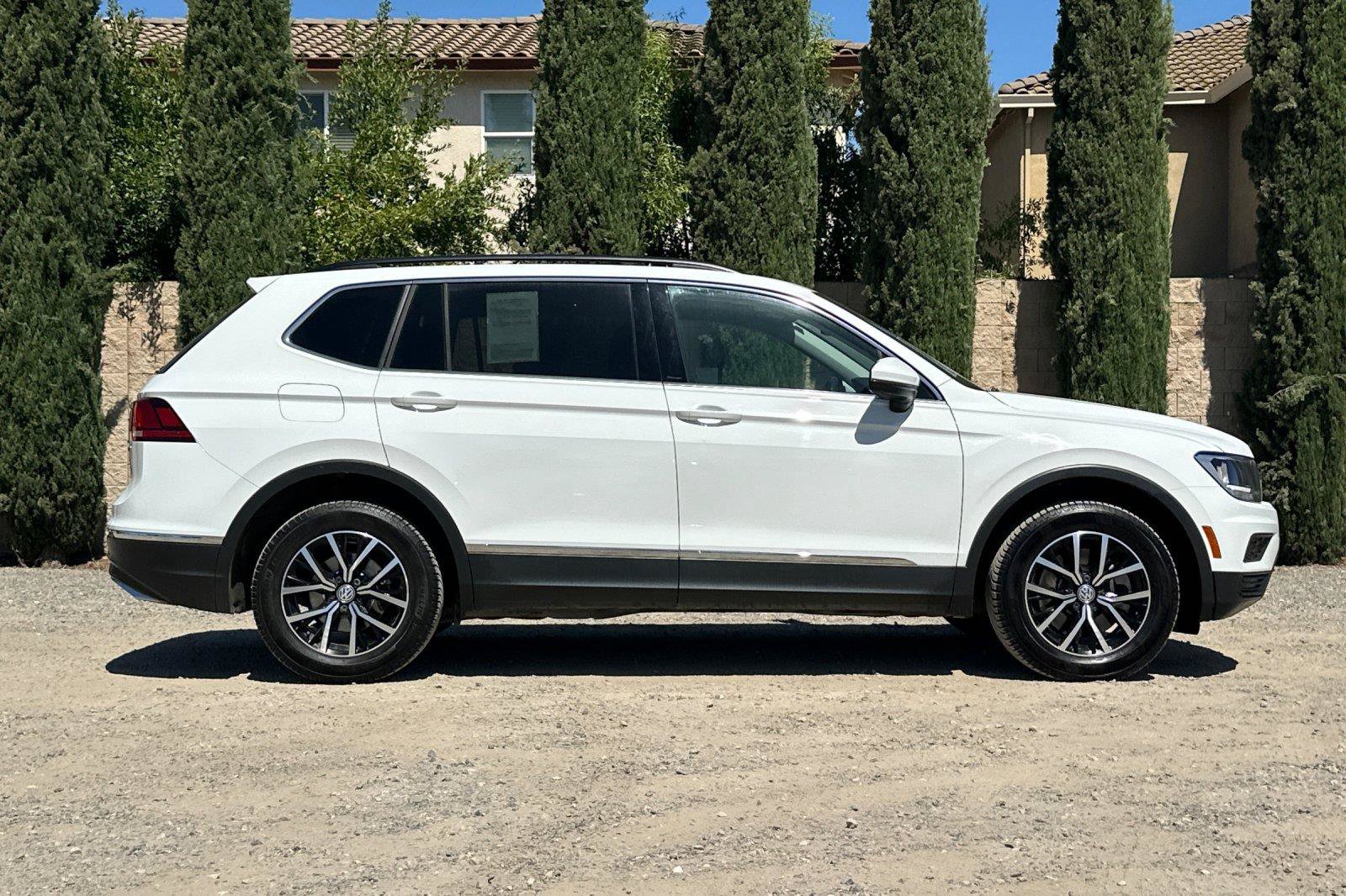 Used 2021 Volkswagen Tiguan SE w/ Panoramic Sunroof Package AWD/4WD image 3