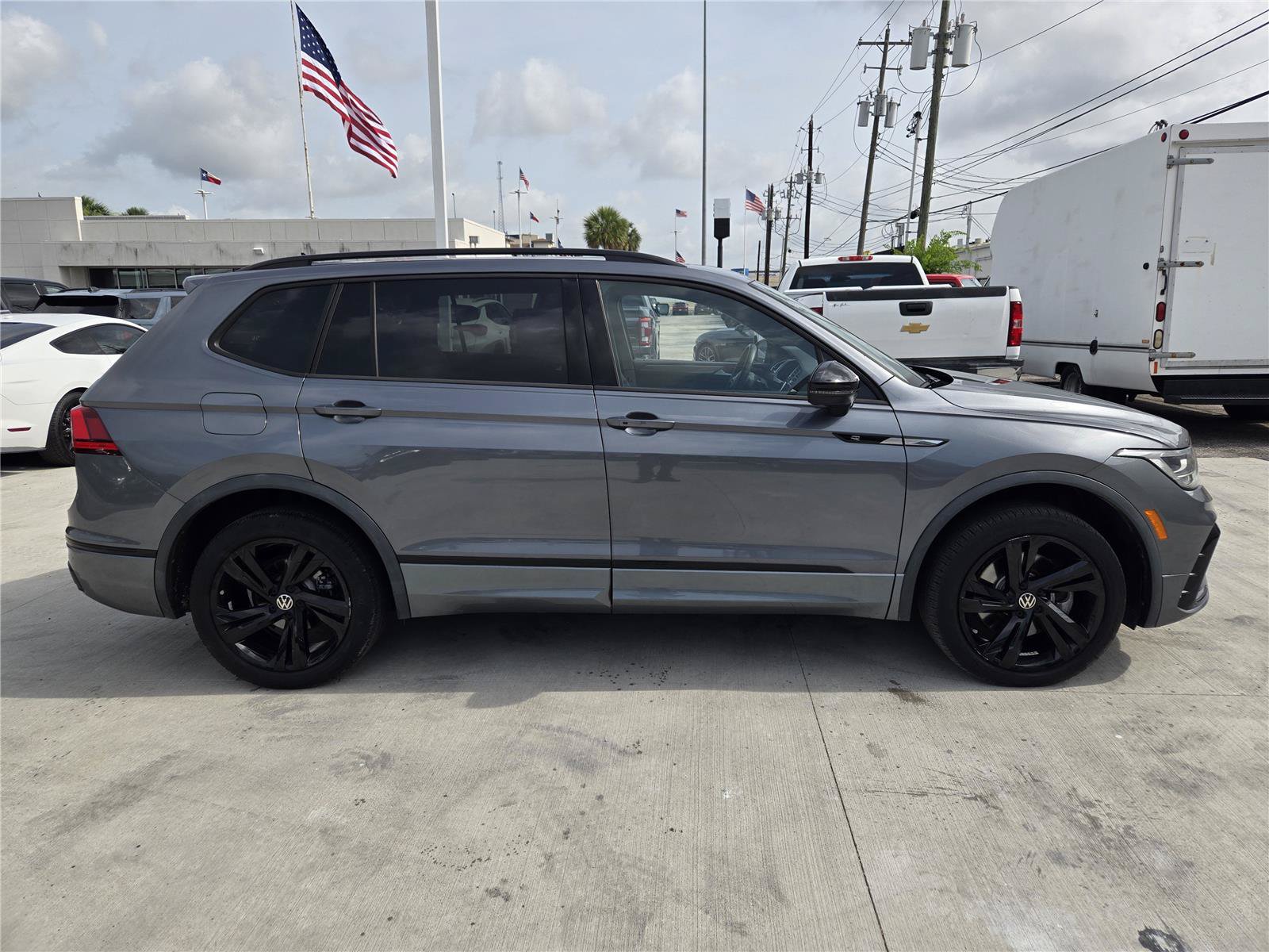 Used 2023 Volkswagen Tiguan SE R-Line FWD image 4