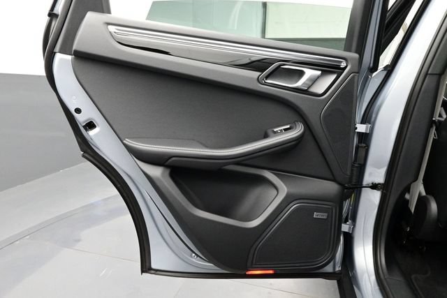 Certified 2025 Porsche Macan AWD/4WD image 13