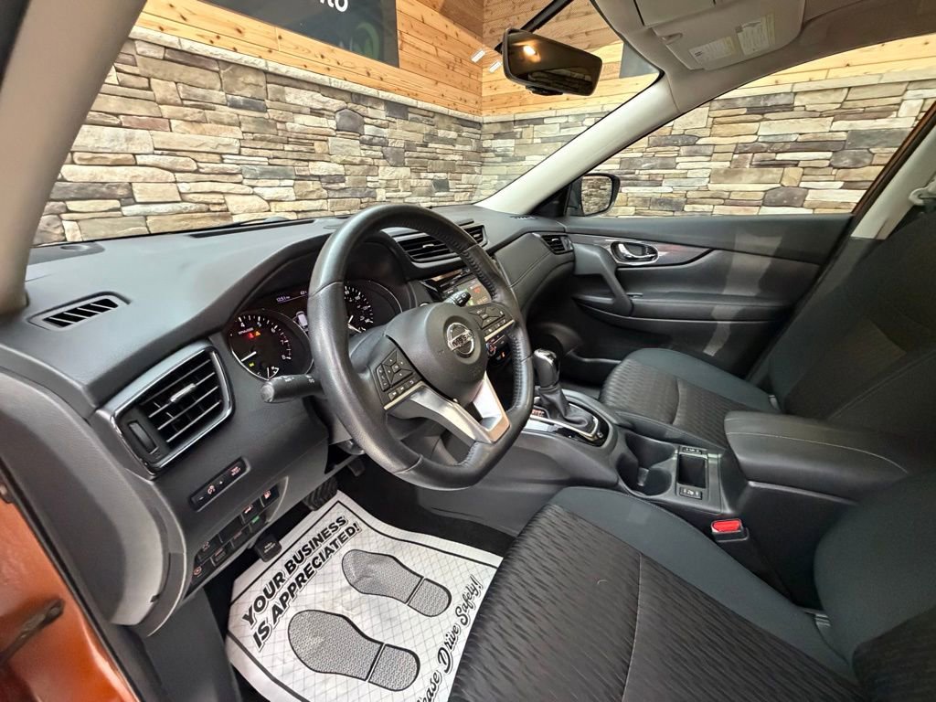 Used 2018 Nissan Rogue SV w/ Sun & Sound Touring Package image 10