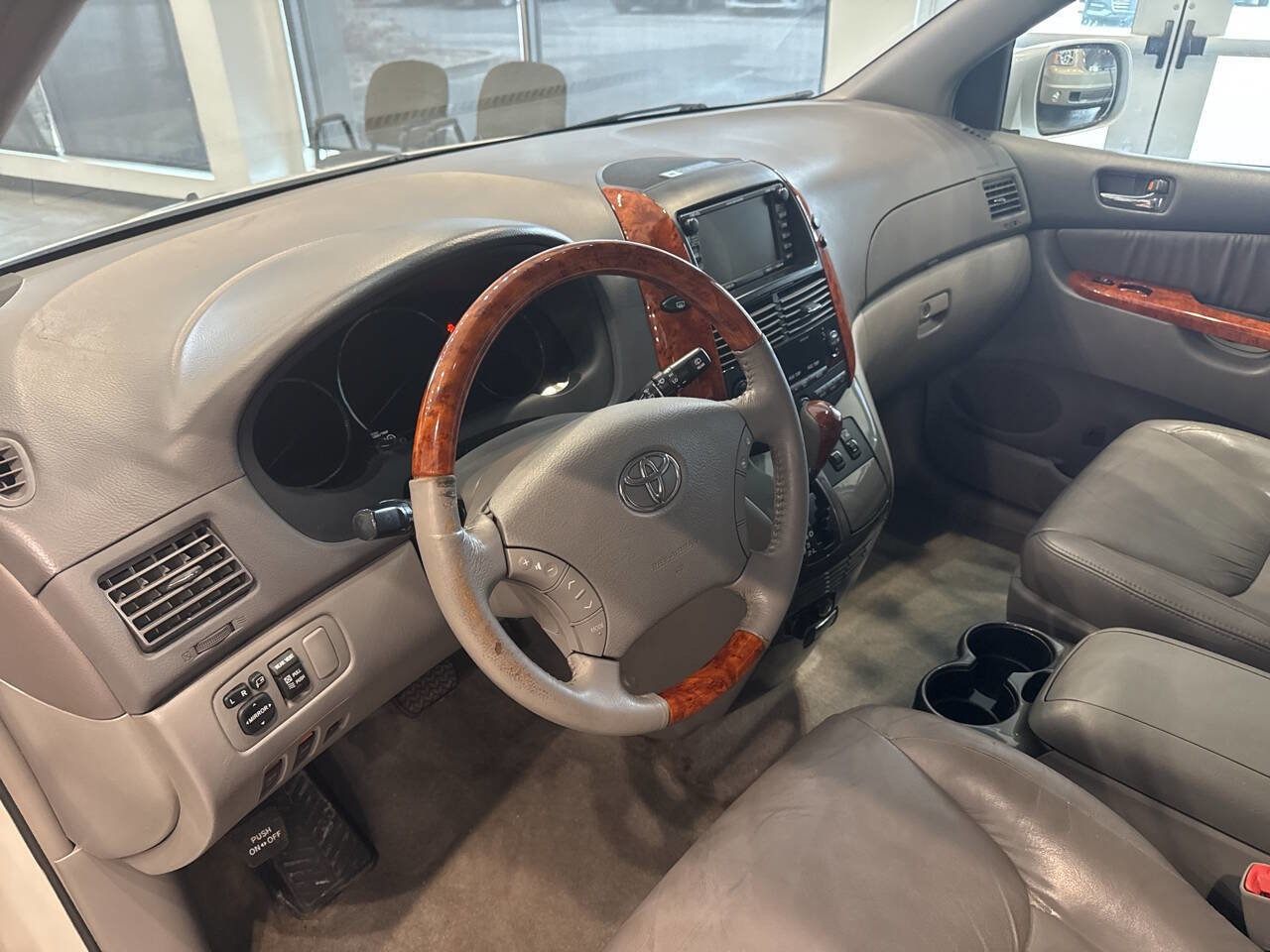 Used 2009 Toyota Sienna XLE Limited image 17