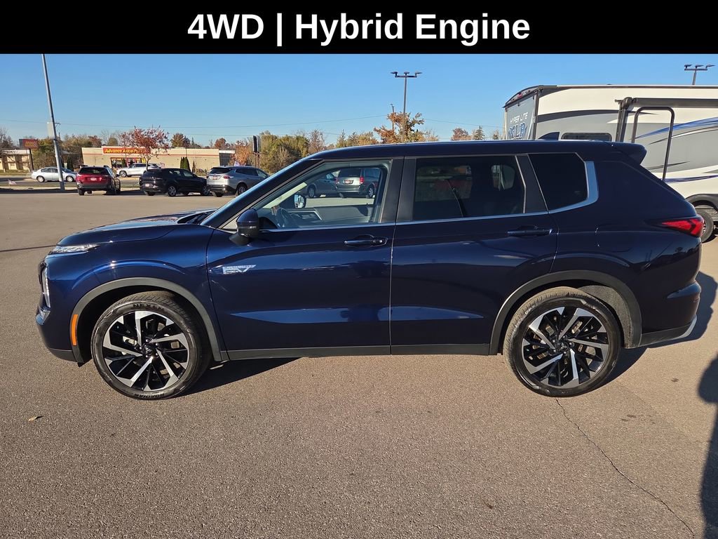 Used 2023 Mitsubishi Outlander LE image 2