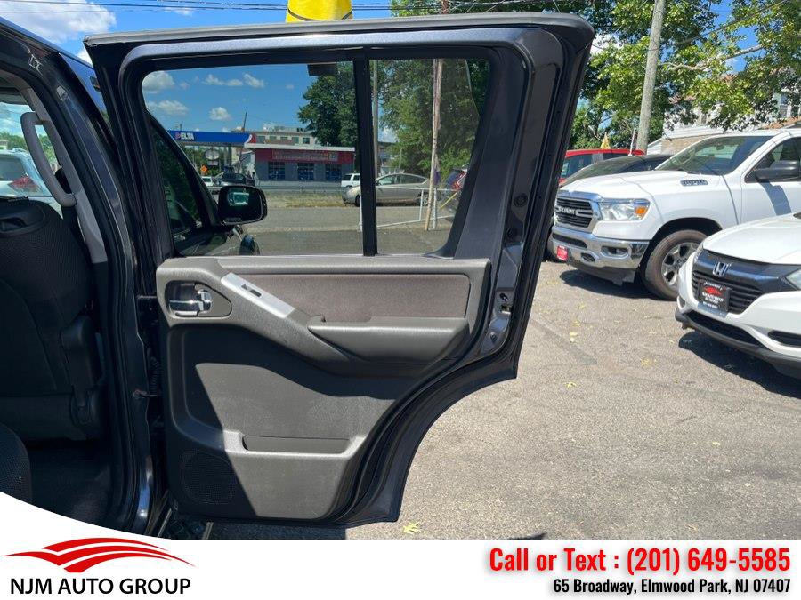 Used 2010 Nissan Pathfinder SE AWD/4WD image 32