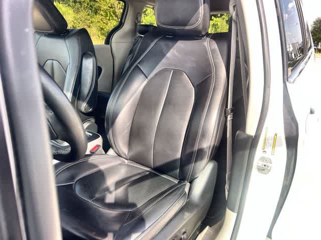 Used 2023 Chrysler Pacifica Touring-L FWD image 11