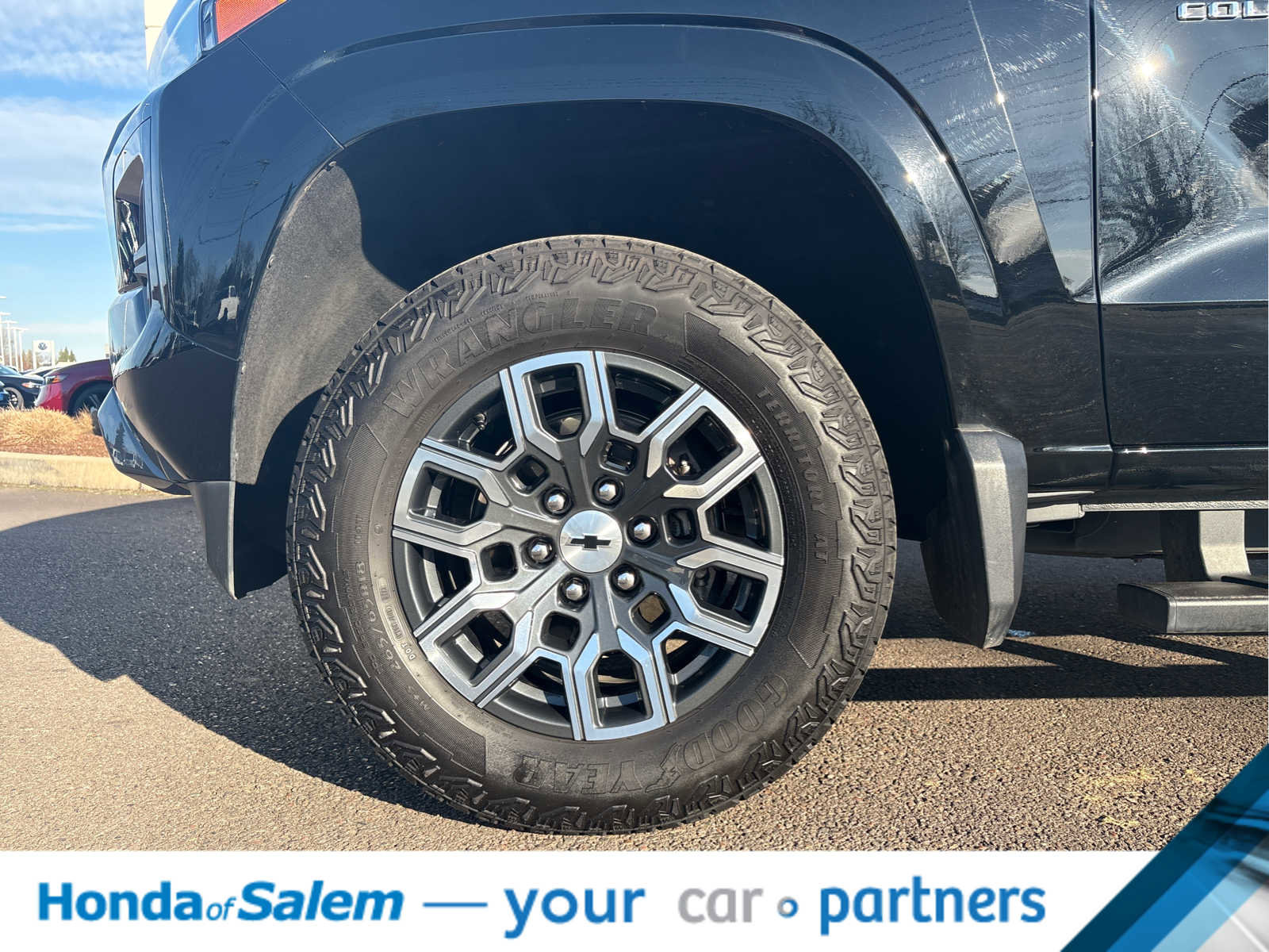 Used 2024 Chevrolet Colorado Z71 w/ Z71 Convenience Package 2 image 11