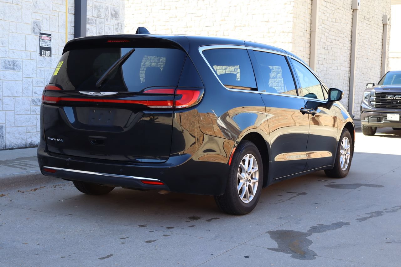 Used 2023 Chrysler Pacifica Touring-L FWD image 3