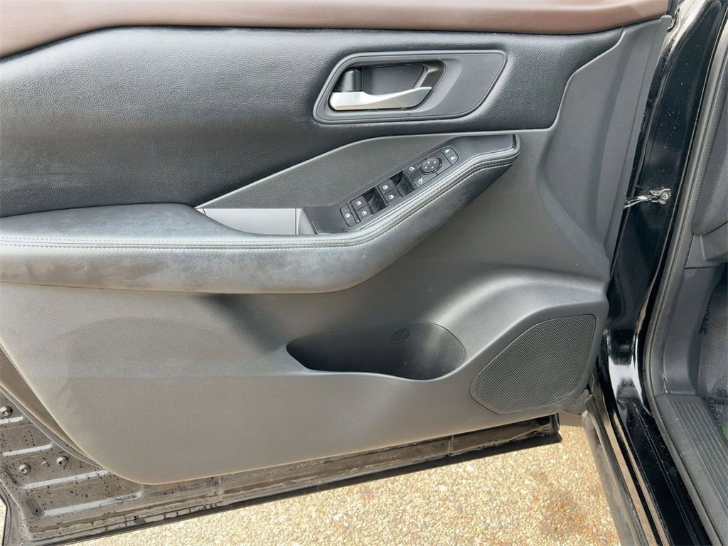 Used 2022 Nissan Rogue SV image 14