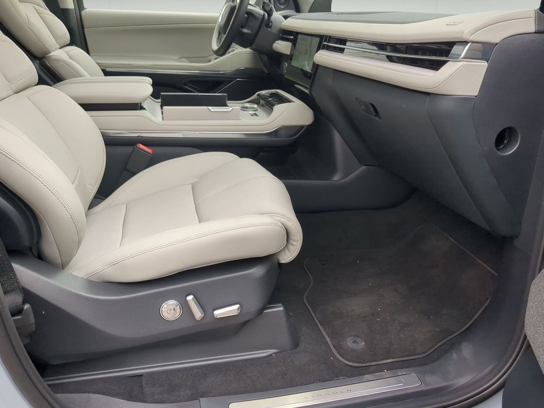 New 2026 Lincoln Navigator L Reserve AWD/4WD image 26