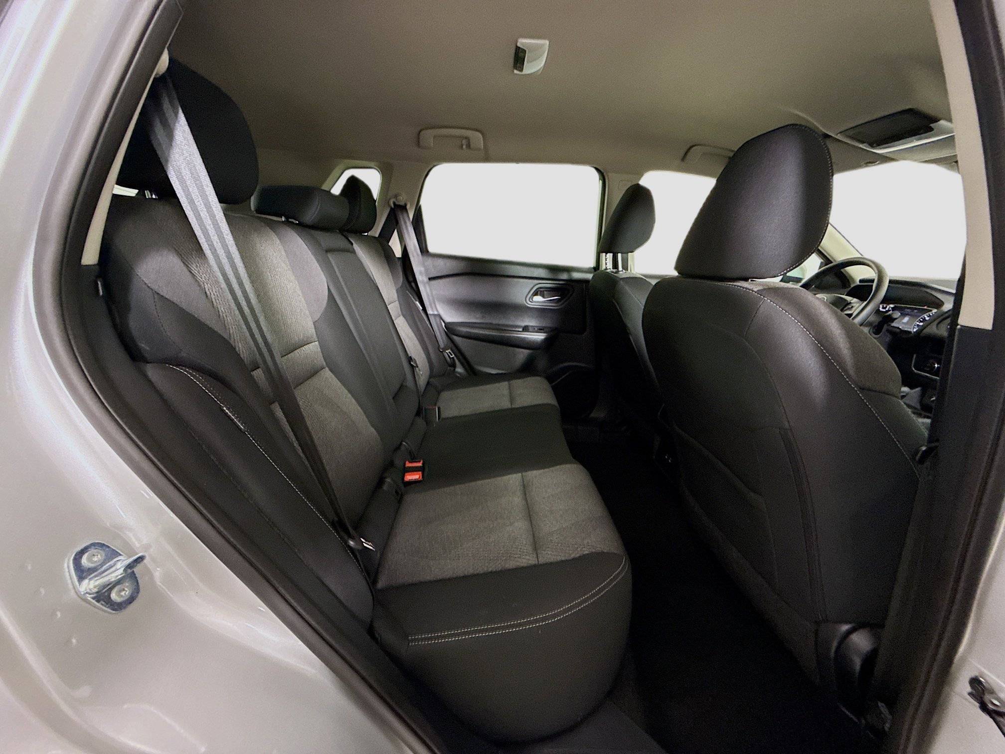 Used 2025 Nissan Rogue SV image 27