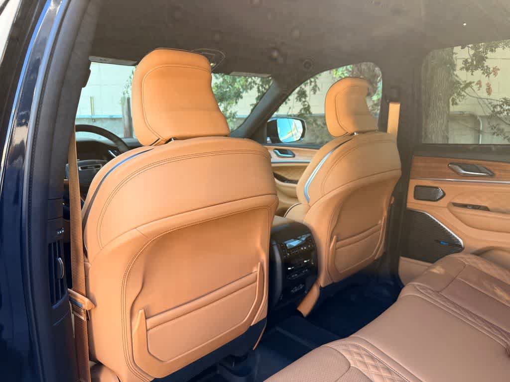 Used 2023 Jeep Grand Cherokee Summit AWD/4WD image 24