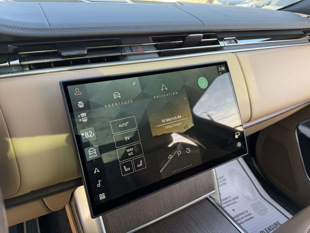 Used 2025 Land Rover Range Rover SE image 34