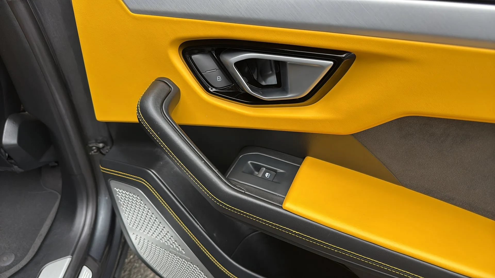 Used 2019 Lamborghini Urus AWD/4WD image 18