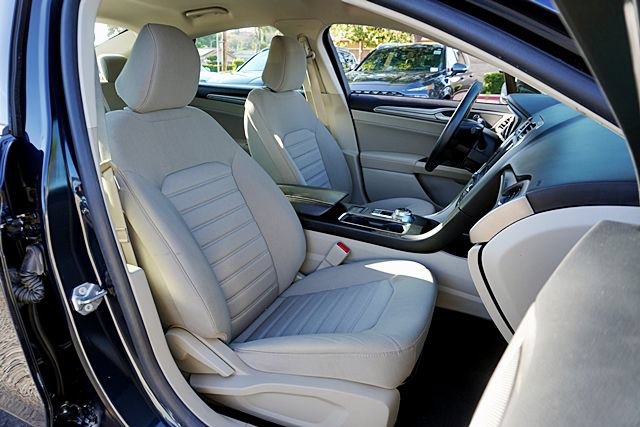 Used 2020 Ford Fusion SE FWD image 12