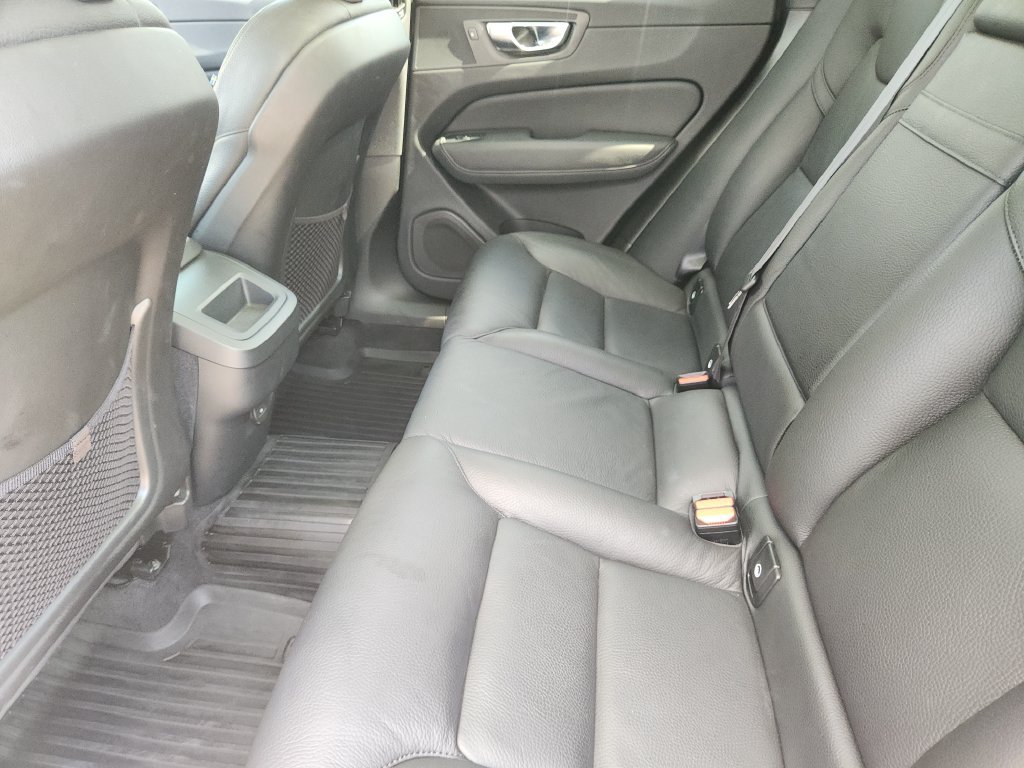 Used 2021 Volvo XC60 T5 Momentum w/ Premium Package FWD image 33